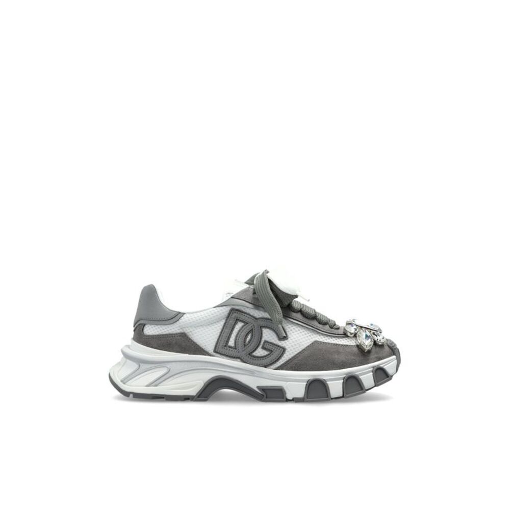Sports shoes with shimmering appliqués